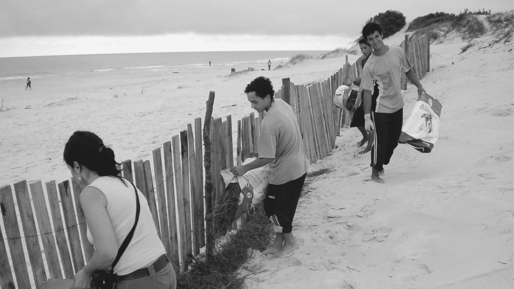 En la Ciudad de la Costa, franja costera del Río de la Plata comprendida entre los arroyos Carrasco y Pando, se viene desarrollando una experiencia inédita de gestión y participación para afrontar algunos de los graves problemas sociales y ambientales que vive ésta zona.
